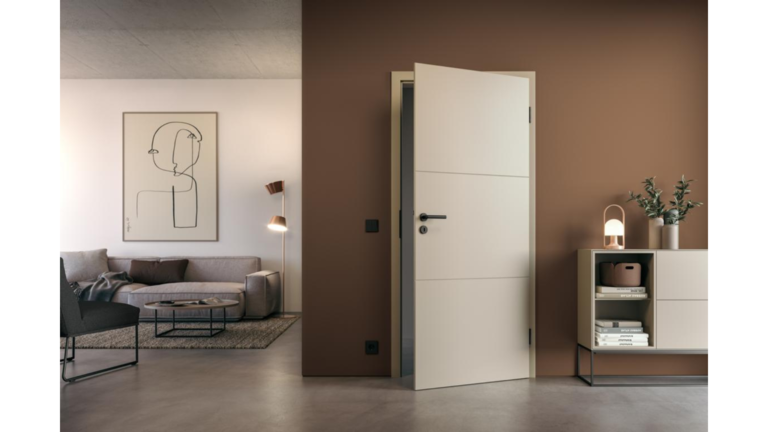 Modernes Wohnzimmer mit beiger Tür, brauner Akzentwand, grauem Sofa und minimalistischem Dekor